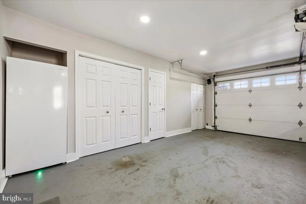 Photo of 6 CRESTVIEW COURT
