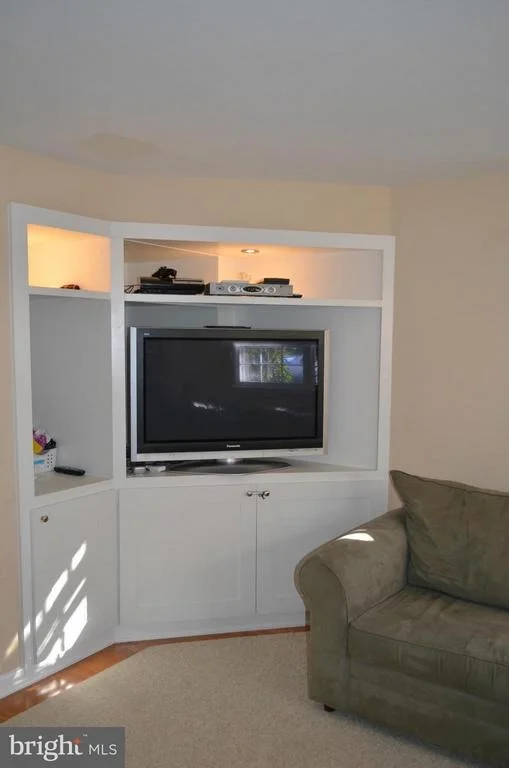 Photo of 1422 MAYFLOWER DRIVE