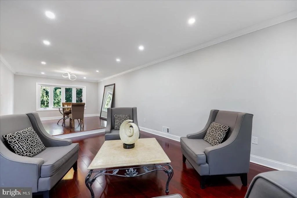 Photo of 6 CRESTVIEW COURT