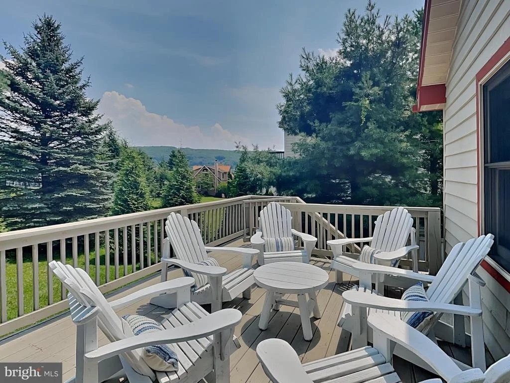Photo of 305 LAKE POINTE DRIVE