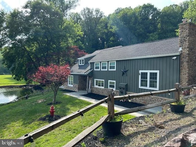 Photo of 2310 PUTNAM ROAD