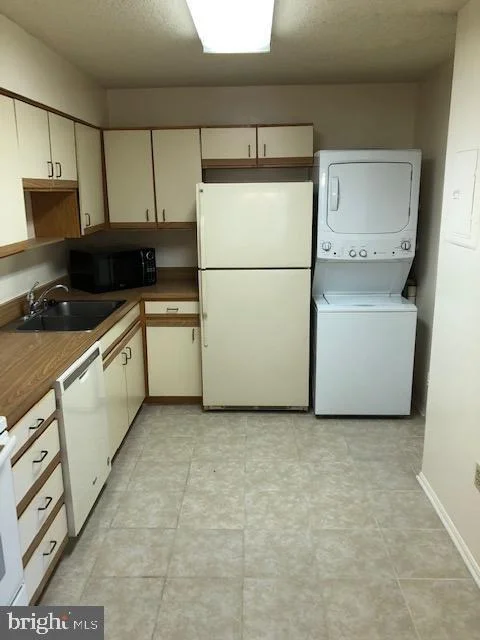 Photo of Unit 3516 at 15115 INTERLACHEN DRIVE