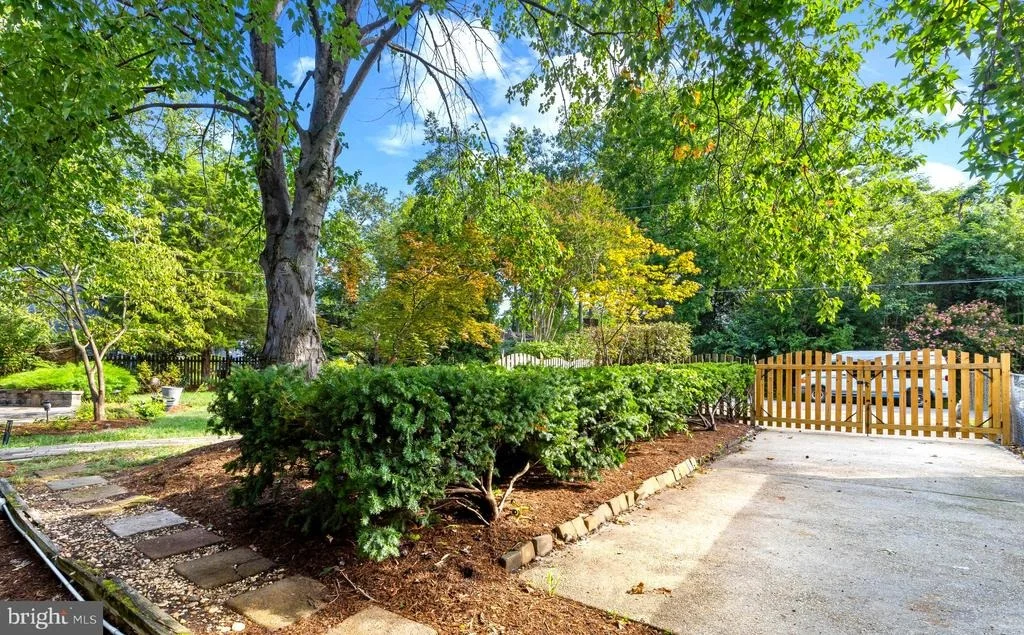 Photo of 1820 LONGWOOD ROAD