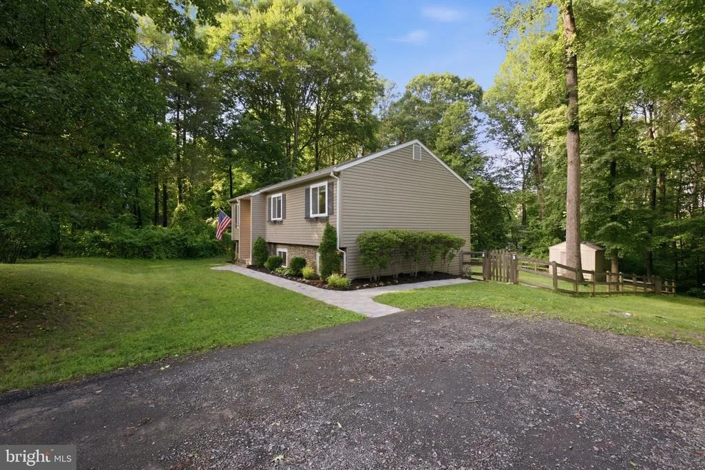 Photo of 7371 CROWN LANE