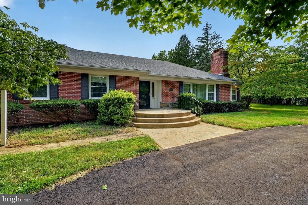Photo of 805 ORCHARD WAY