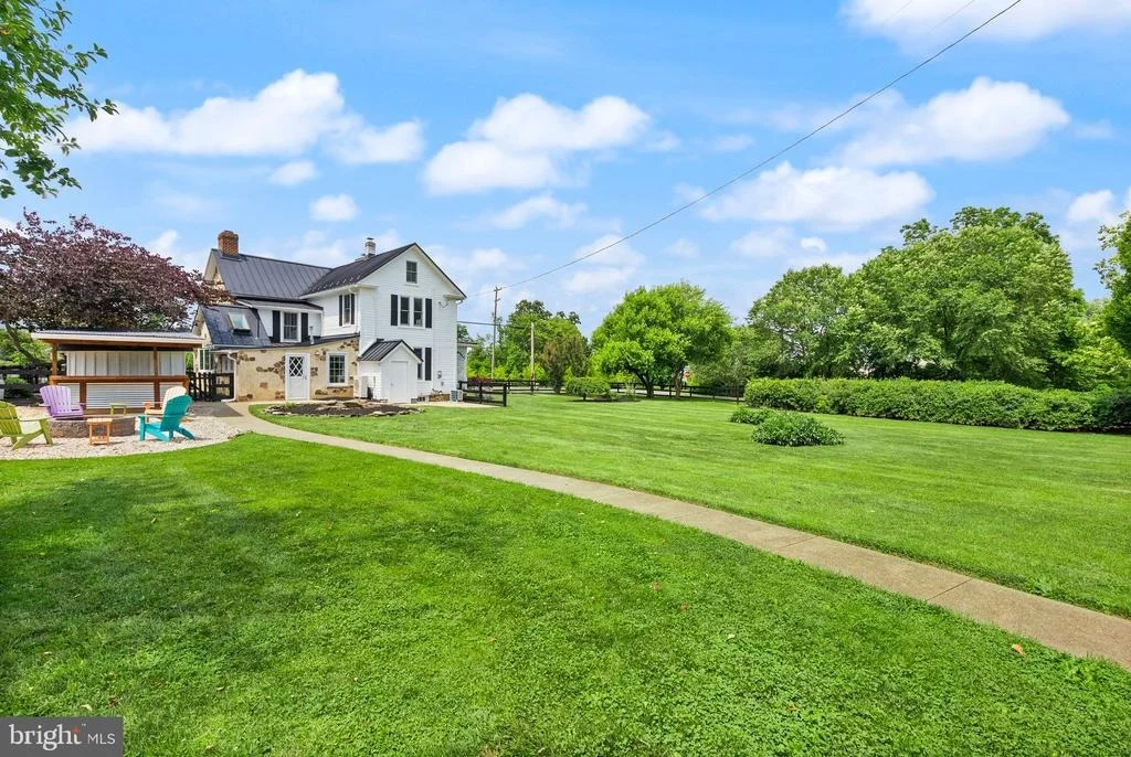 Photo of 20596 AIRMONT ROAD