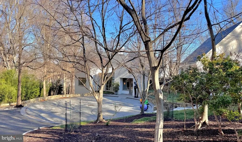 Photo of 1100 CREST LANE