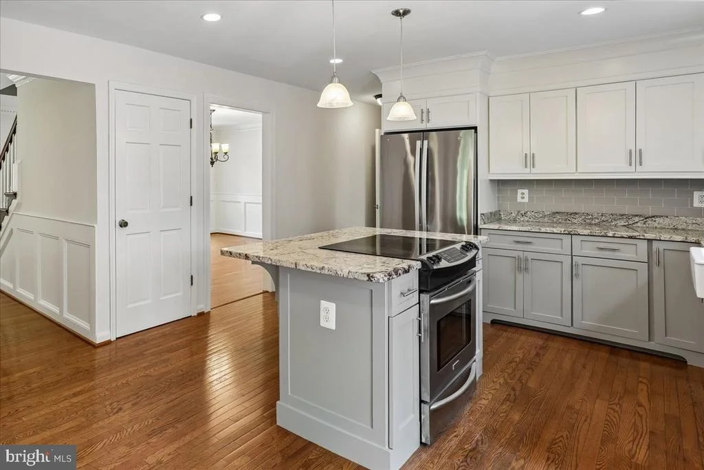 Photo of 8253 HONEYSUCKLE ROAD