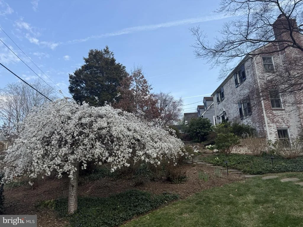 Photo of 710 WOODSIDE PARKWAY