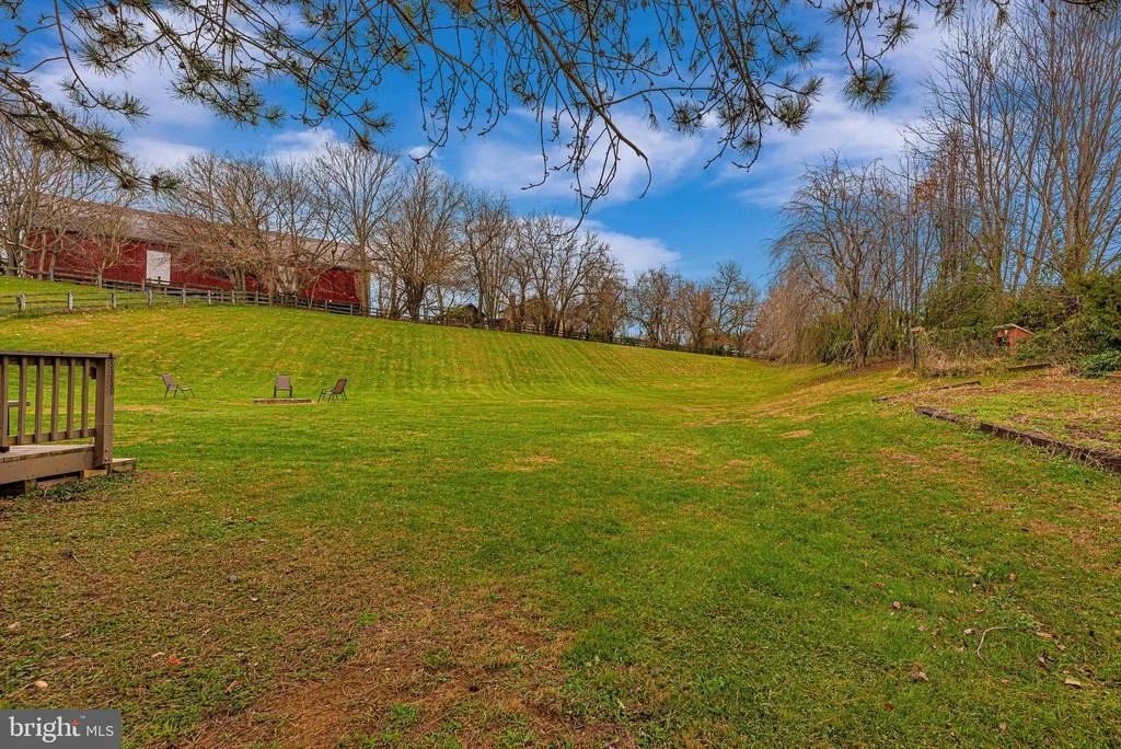 Photo of 1 KNOLL SIDE LANE