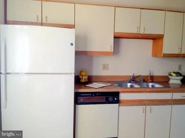 Photo of Unit 3926 at 15115 INTERLACHEN DRIVE
