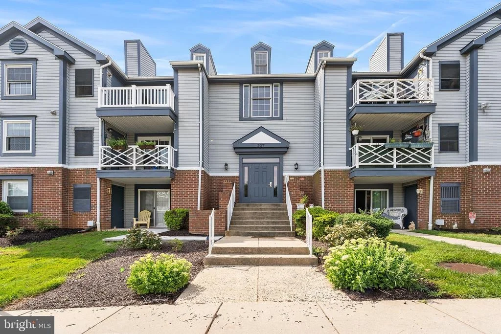 Photo of Unit 207J at 207 OAK LEAF CIRCLE