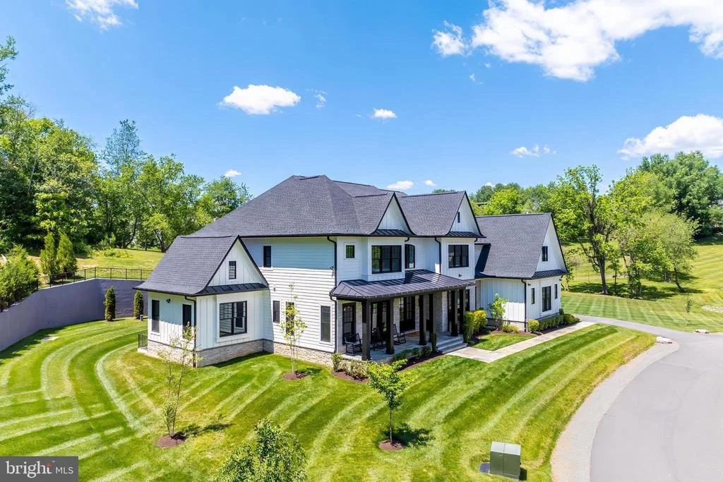 Photo of 952 WALKER ROAD