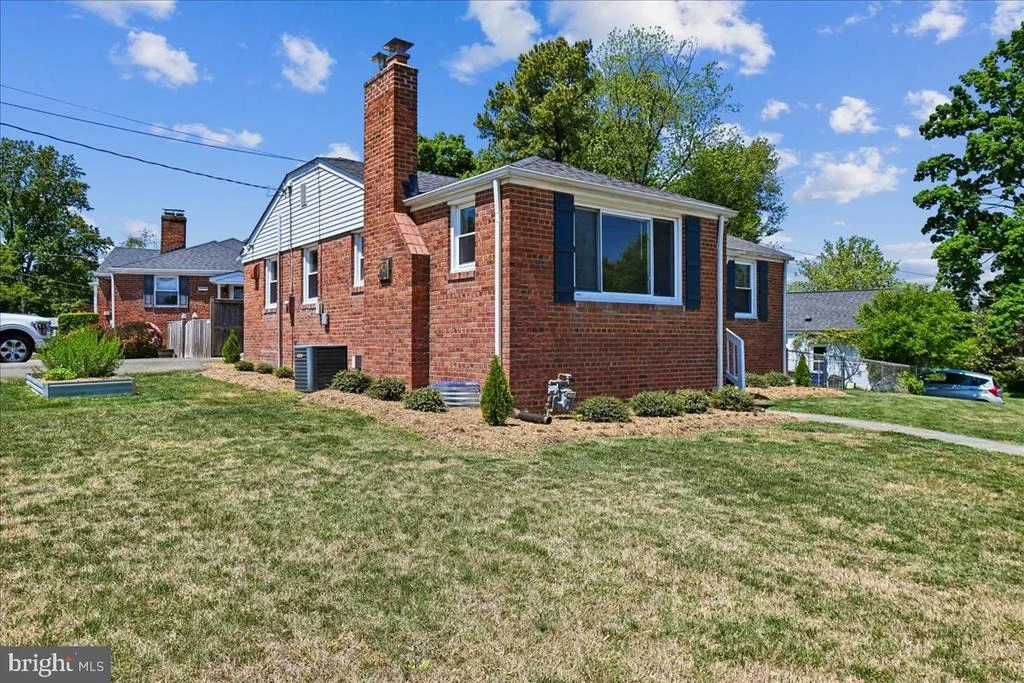 Photo of 2811 SCHOOL STREET