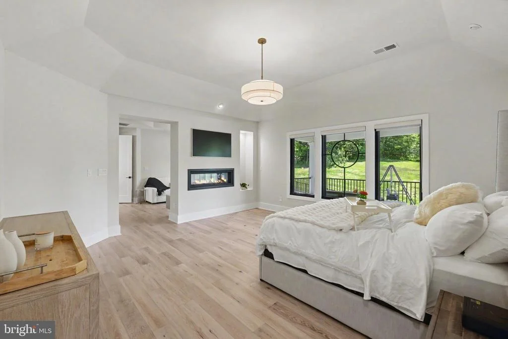 Photo of 952 WALKER ROAD