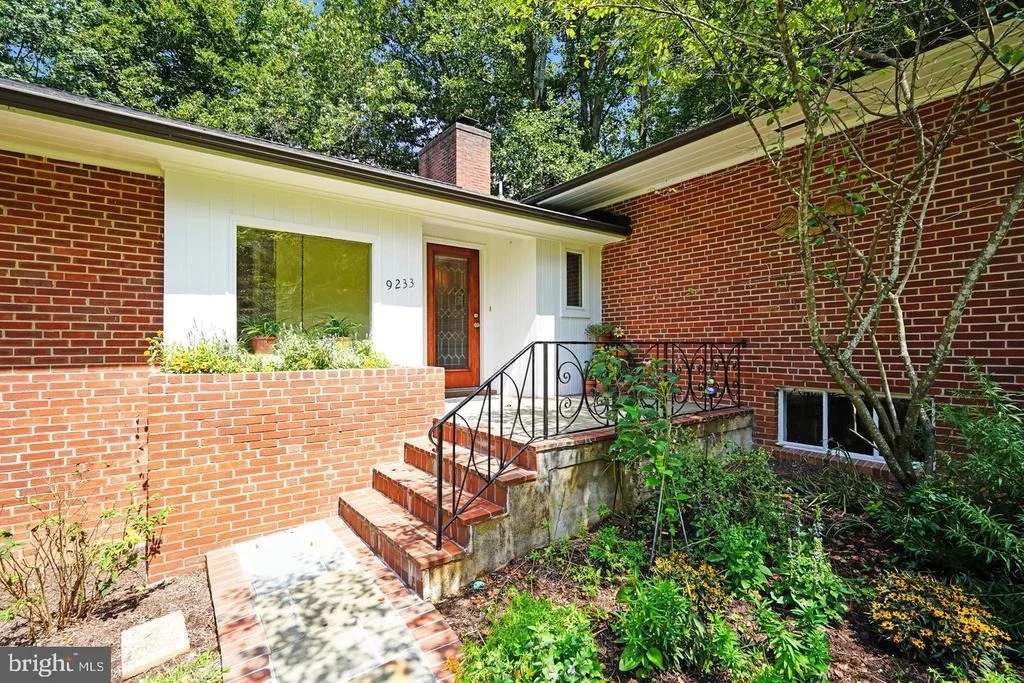 Photo of 9233 FARNSWORTH DRIVE