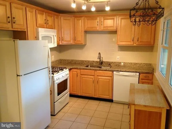 Photo of 5522 QUEENSBERRY AVENUE