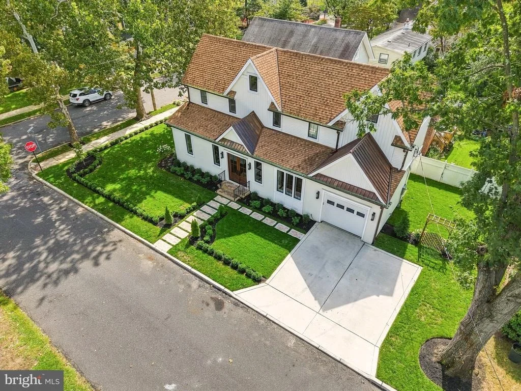 Photo of 230 E SUMMIT AVENUE