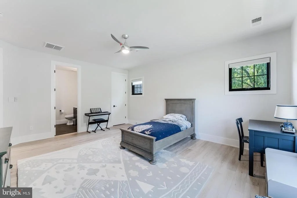 Photo of 952 WALKER ROAD