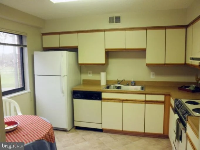 Photo of Unit 4111 at 15100 INTERLACHEN DRIVE