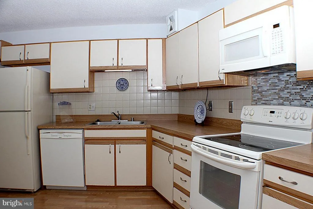 Photo of Unit 1218 at 15101 INTERLACHEN DRIVE
