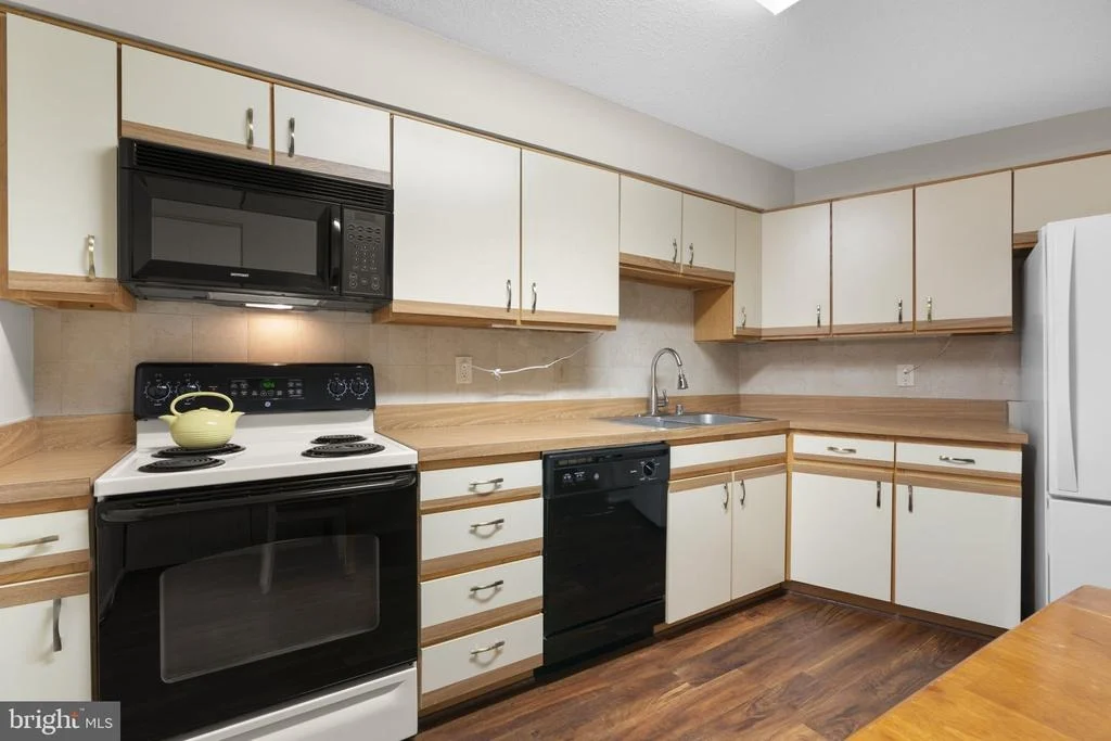 Photo of Unit 3204 at 15115 INTERLACHEN DRIVE