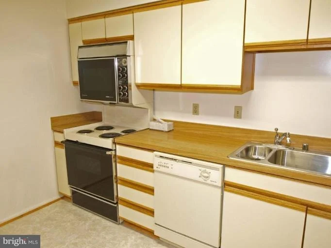 Photo of Unit 815 at 15100 INTERLACHEN DRIVE