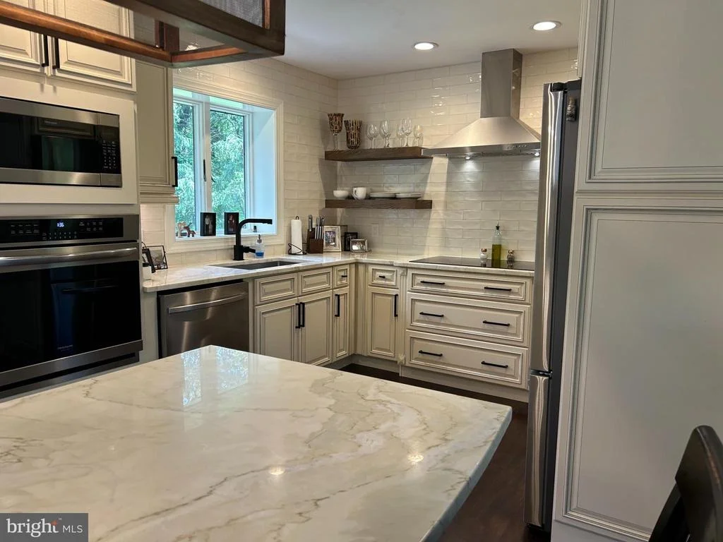 Photo of 902 N ISLAND ROAD
