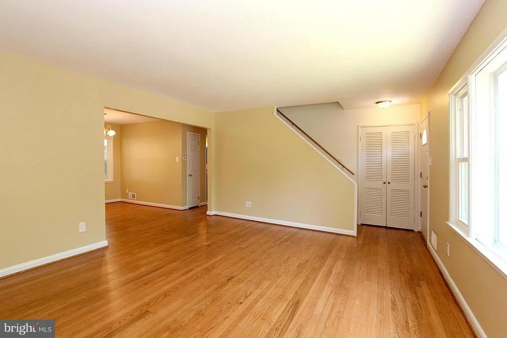 Photo of 911 WHITE WAY