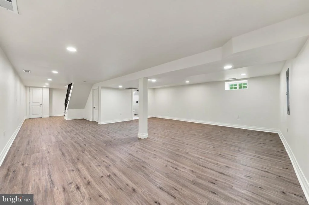 Photo of 230 E SUMMIT AVENUE