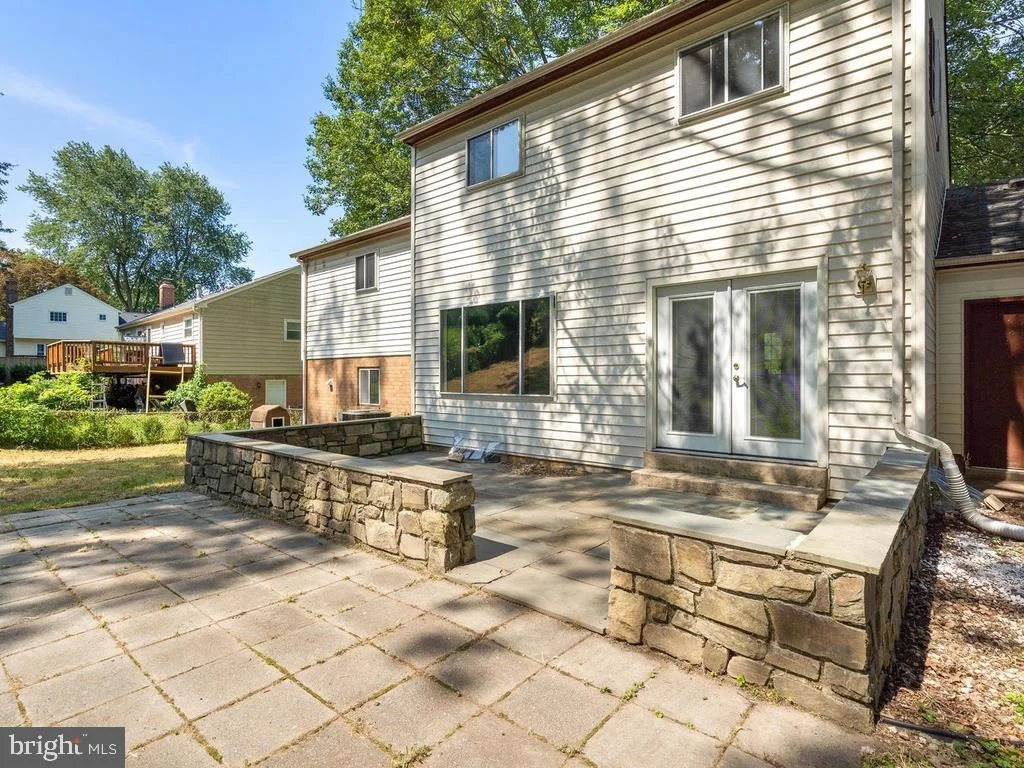 Photo of 19509 DUBARRY DRIVE
