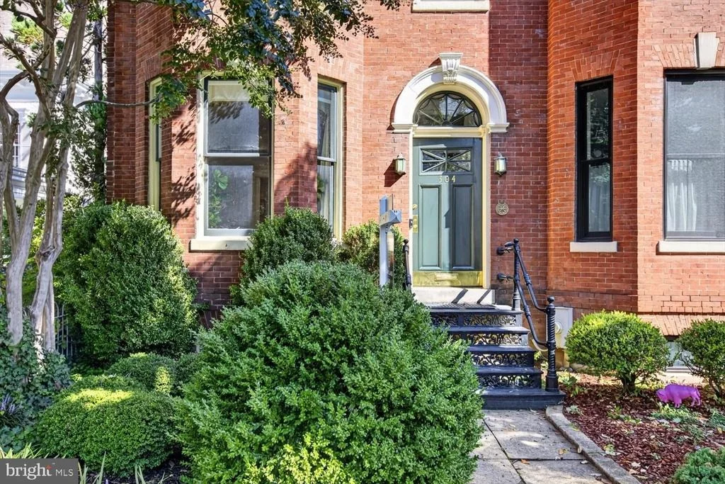 Photo of 304 A STREET SE