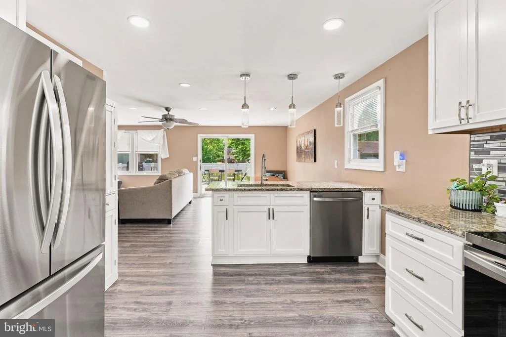 Photo of 6921 UNIVERSITY DRIVE