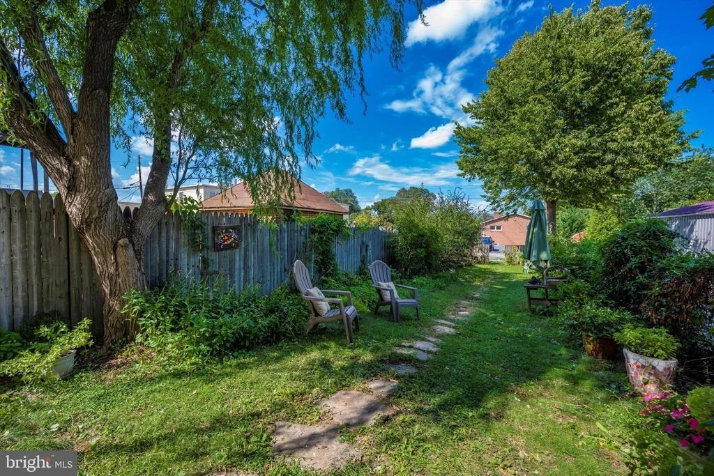 Photo of 323 W 7TH STREET
