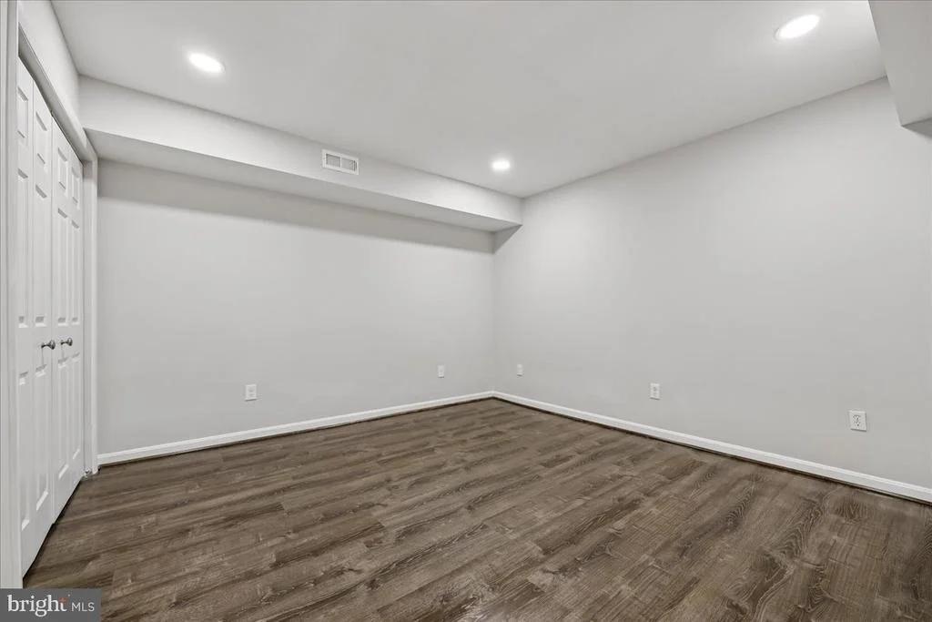 Photo of 6 CRESTVIEW COURT