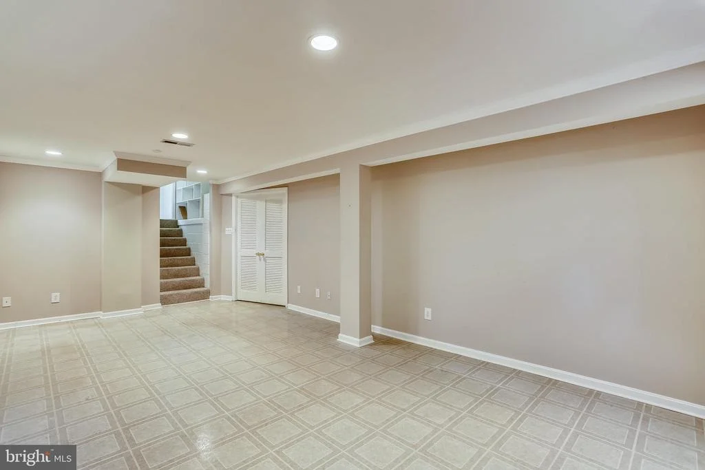 Photo of 19005 PLUMMER DRIVE