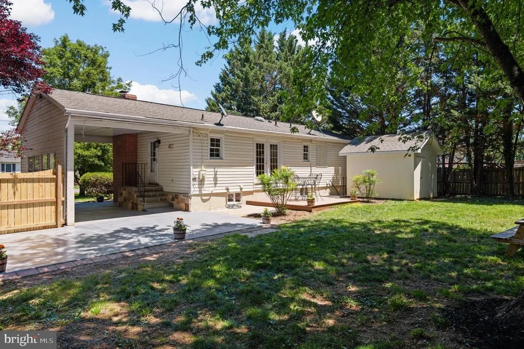 Photo of 100 HUNTCREST CIRCLE