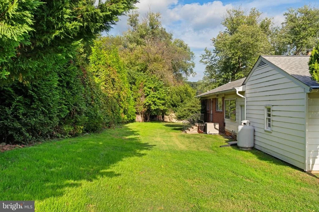 Photo of 11809 COLLINS DRIVE