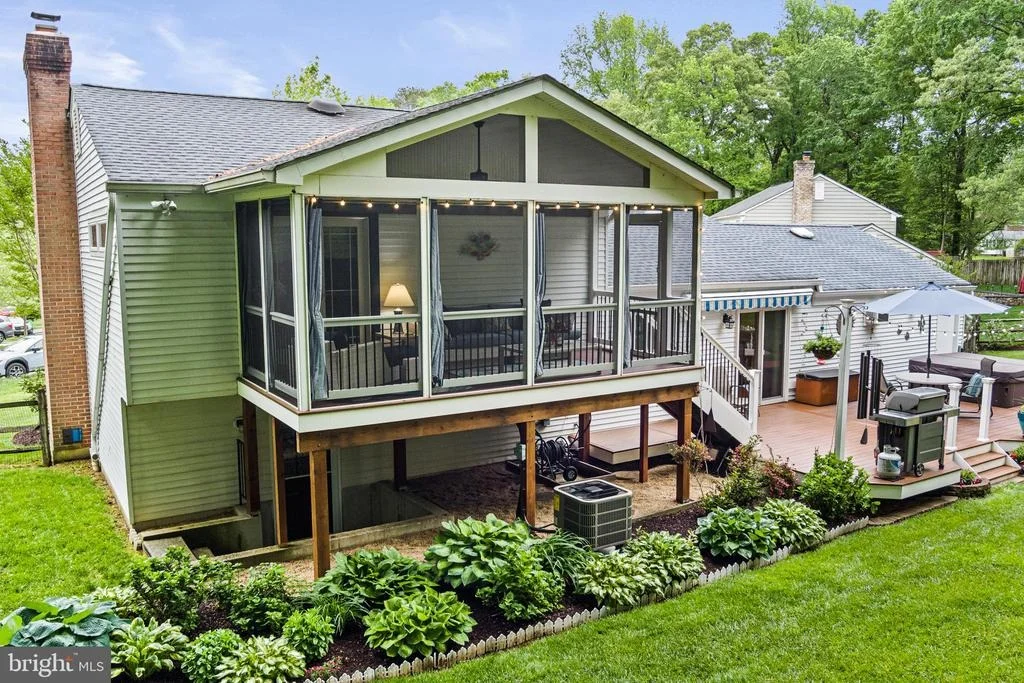 Photo of 10000 MADRONAWOOD DRIVE