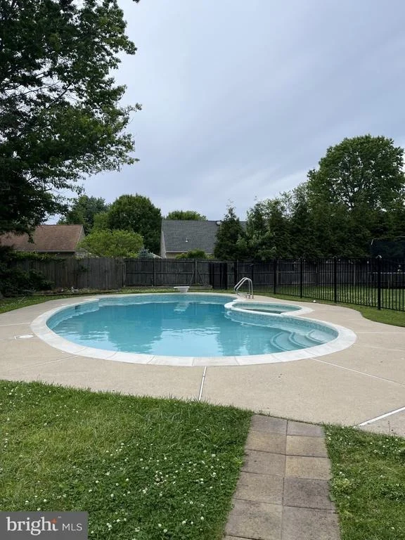Photo of 2 LEE COURT