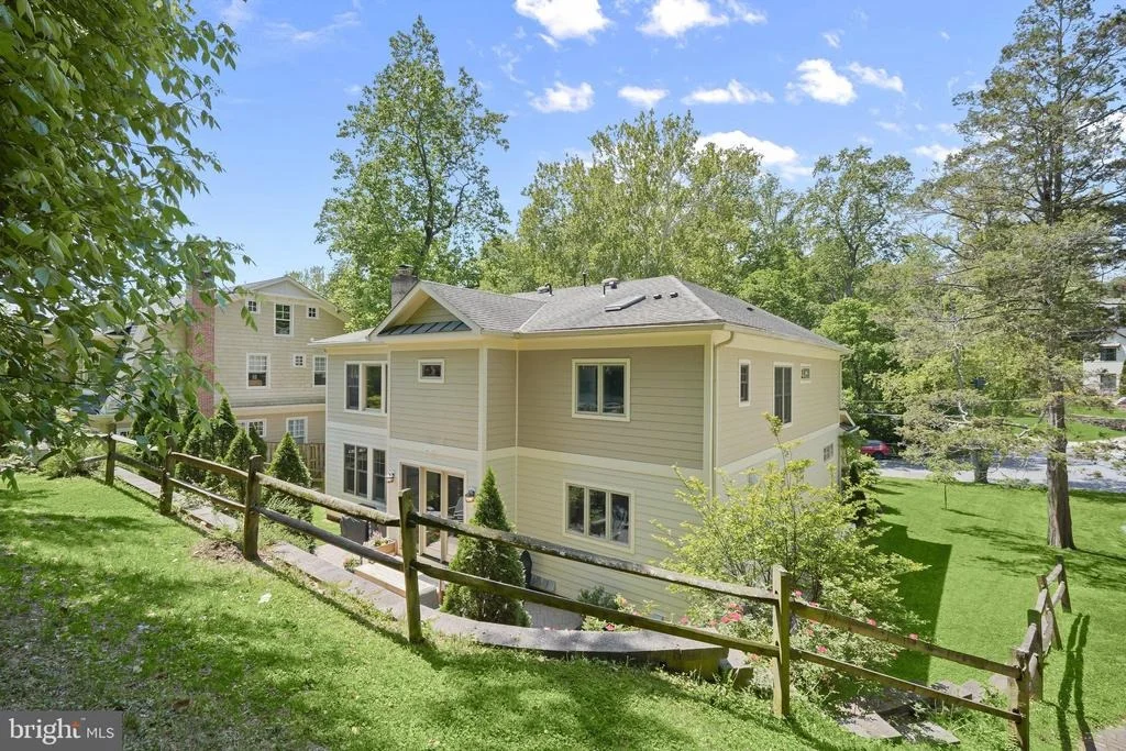 Photo of 6314 WALHONDING ROAD