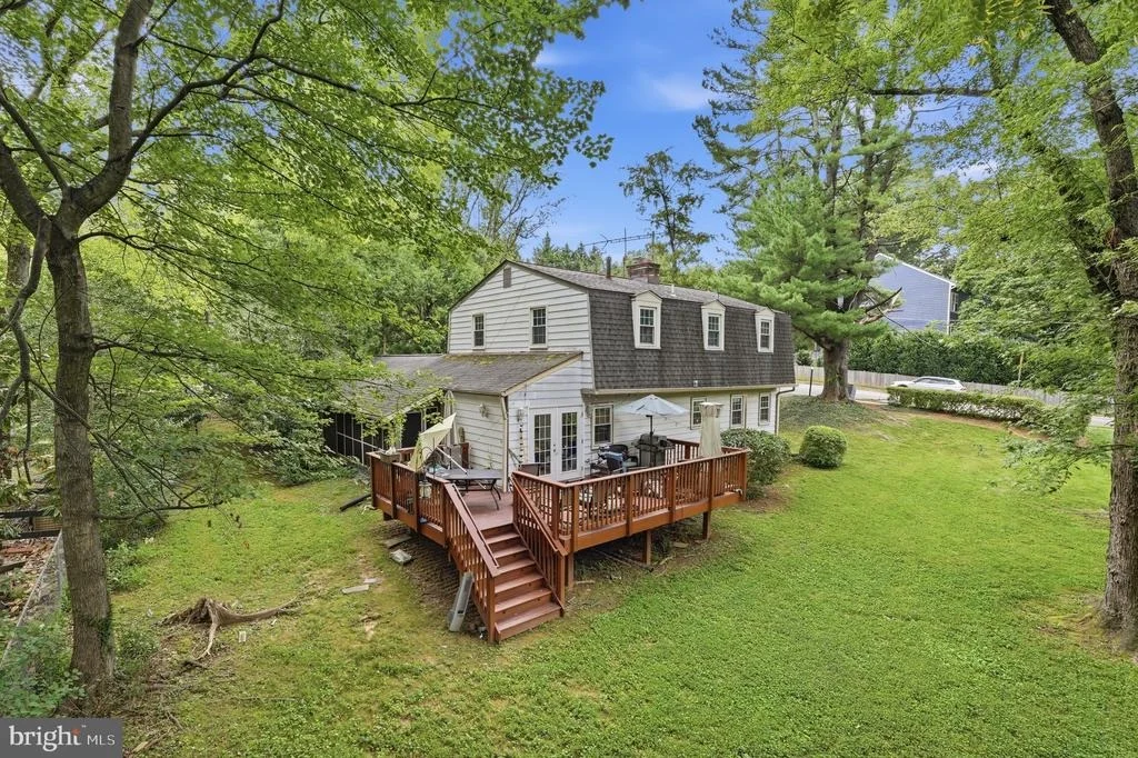 Photo of 300 BROADLEAF DRIVE NE