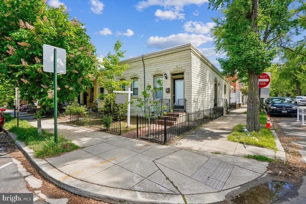 Photo of 1339 C STREET NE