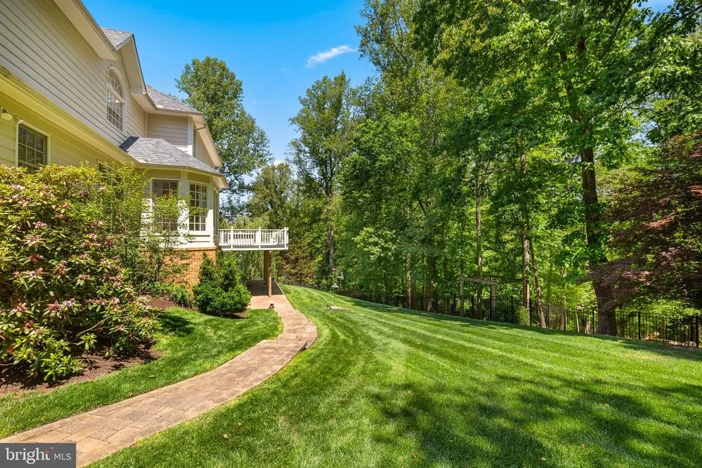 Photo of 897 CHINQUAPIN ROAD