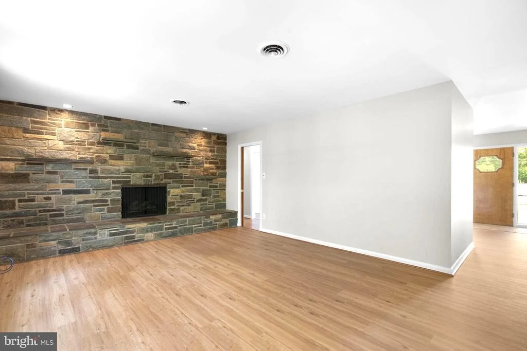 Photo of 18015 MUNCASTER ROAD