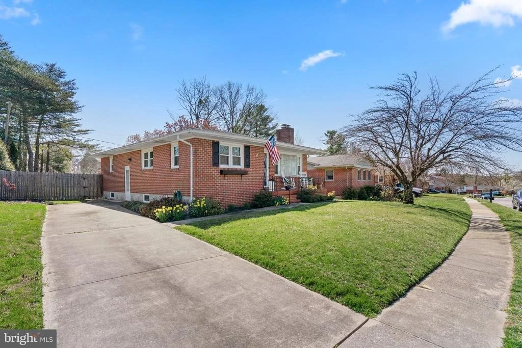 Photo of 423 NEEPIER ROAD