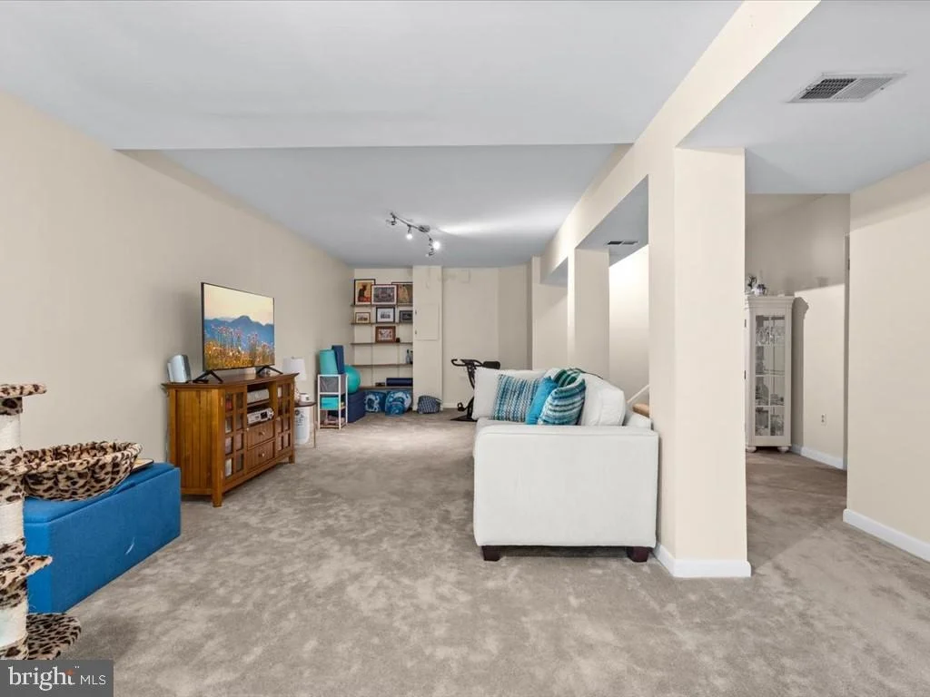 Photo of 15058 HOLLEYSIDE DRIVE