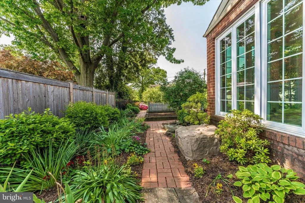 Photo of 402 W 2ND STREET