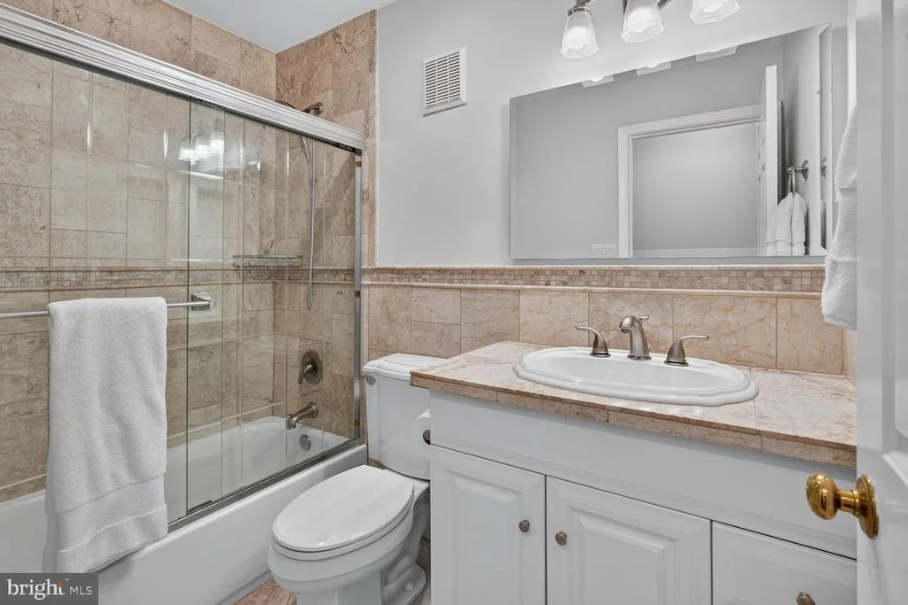 Photo of Unit D at 3271 SUTTON PLACE NW