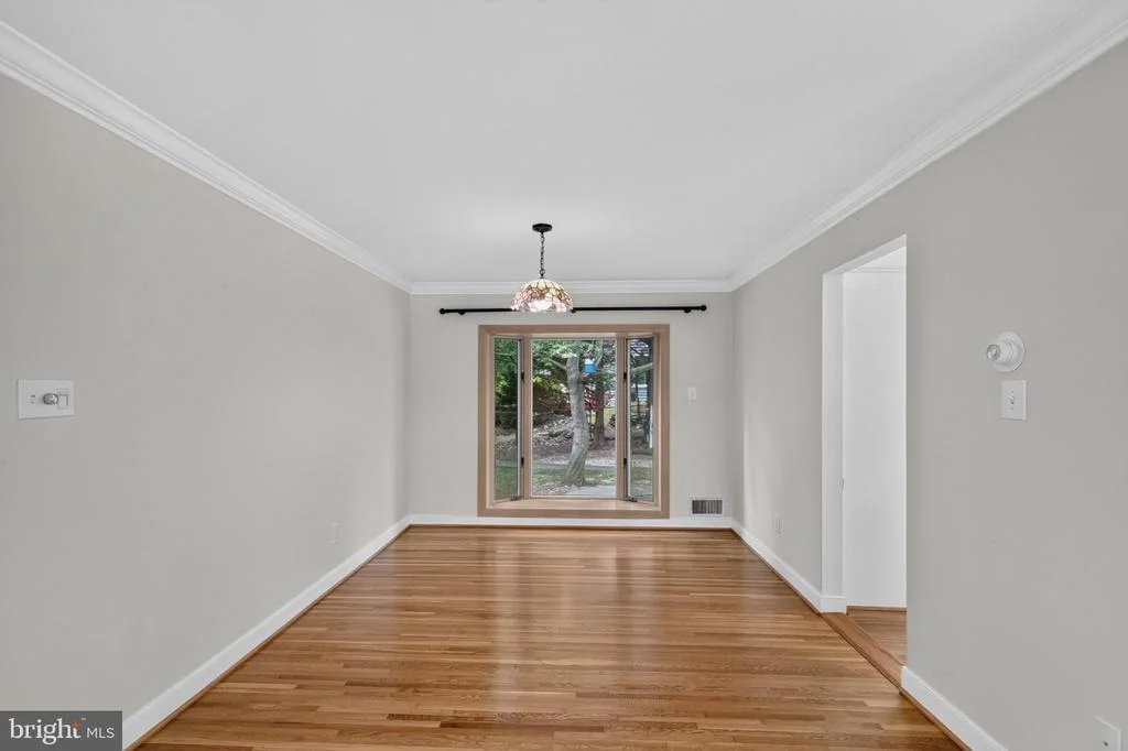 Photo of 5624 QUEENSBERRY AVENUE